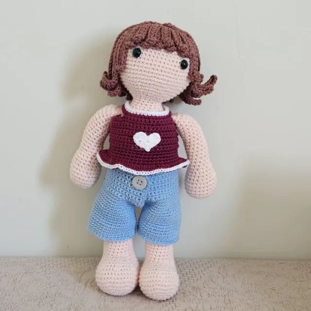 Boneca de Crochê com Roupas para Trocar - Foto 3