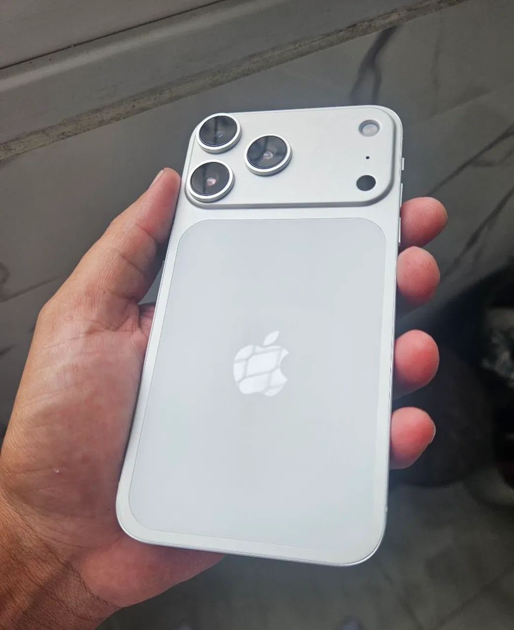 IPHONE 11 NA CARCAÇA DO 17 PRO