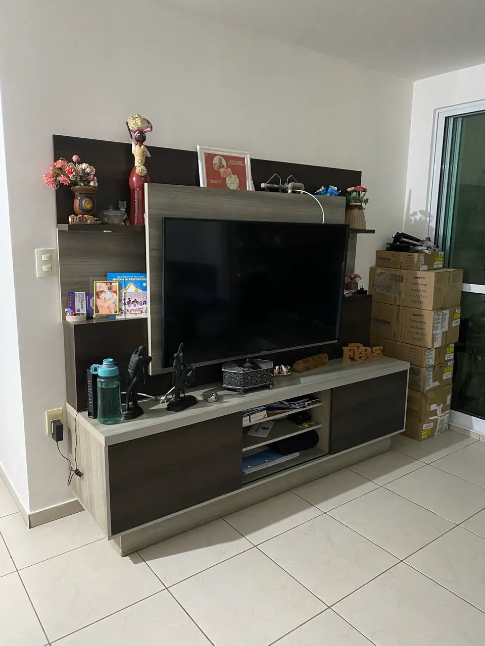 Estante para sala tipo painel com iluminação 