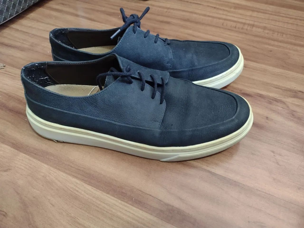 par de tênis n39 casuais masculino em couro azul-marinho com solado emborrachado branco