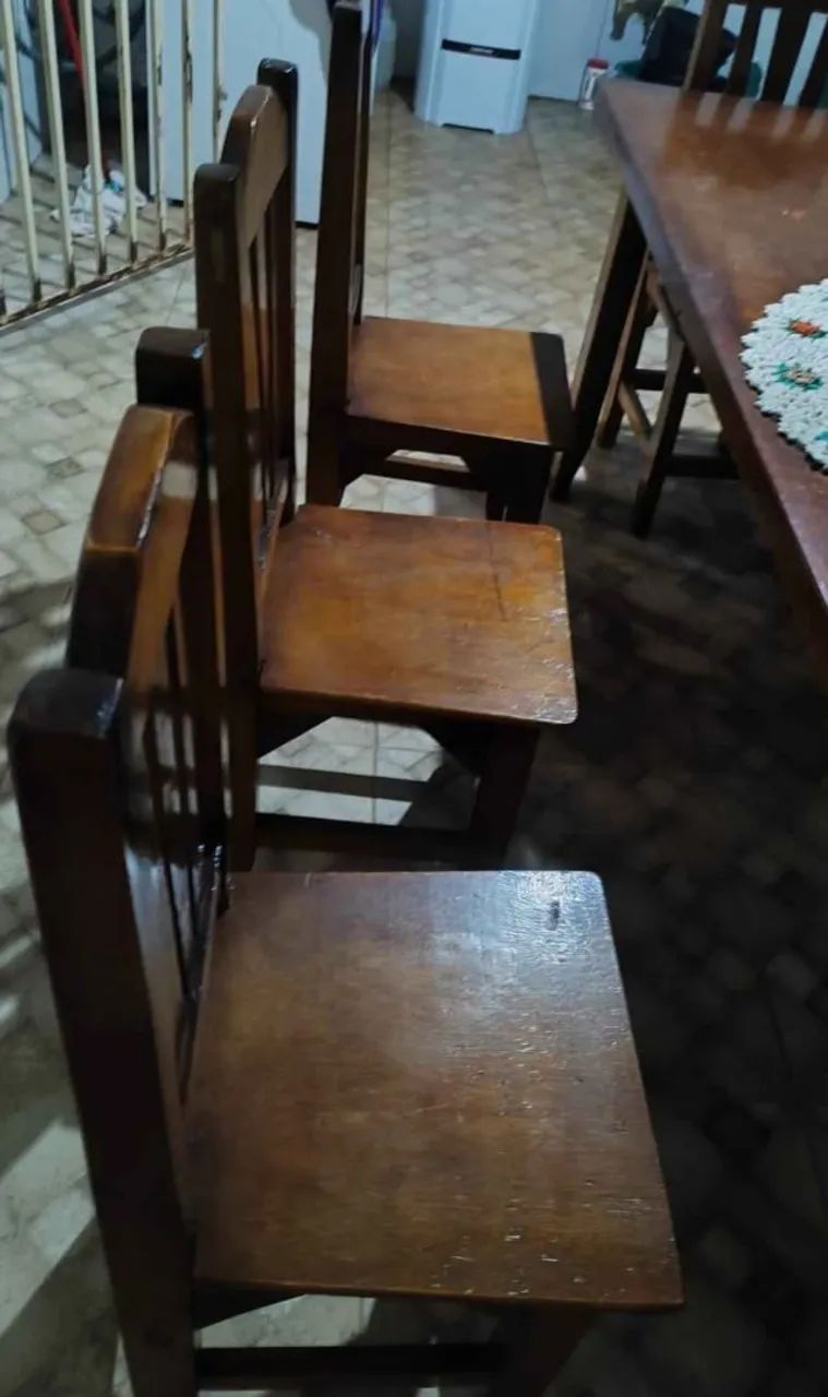 Mesa de madeira com 8 cadeiras  - Foto 2