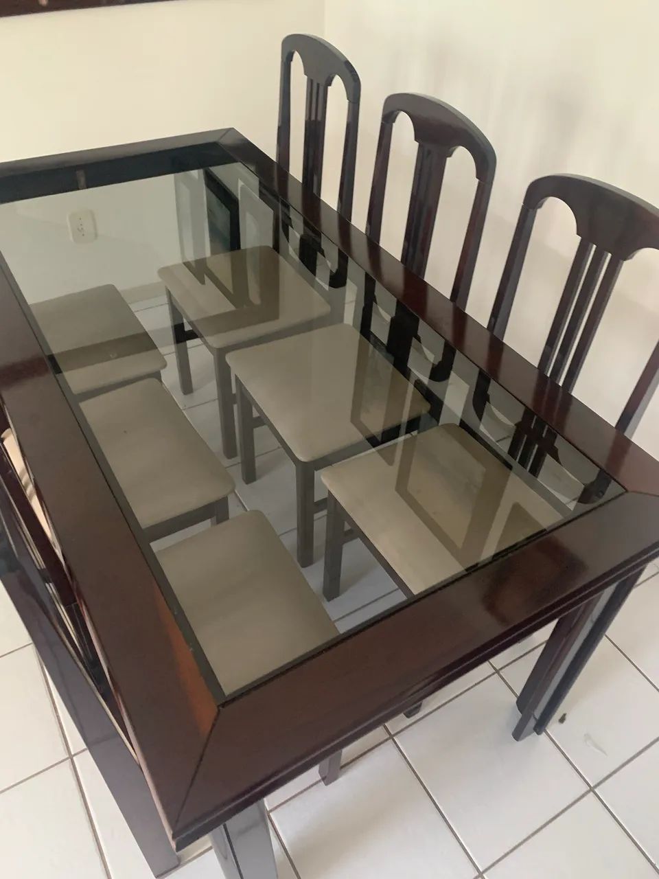 Mesa de Madeira com 6 cadeiras e espelho