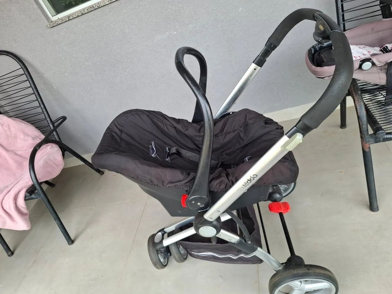 Carrinho de bebê junto com bebê conforto  - Foto 2