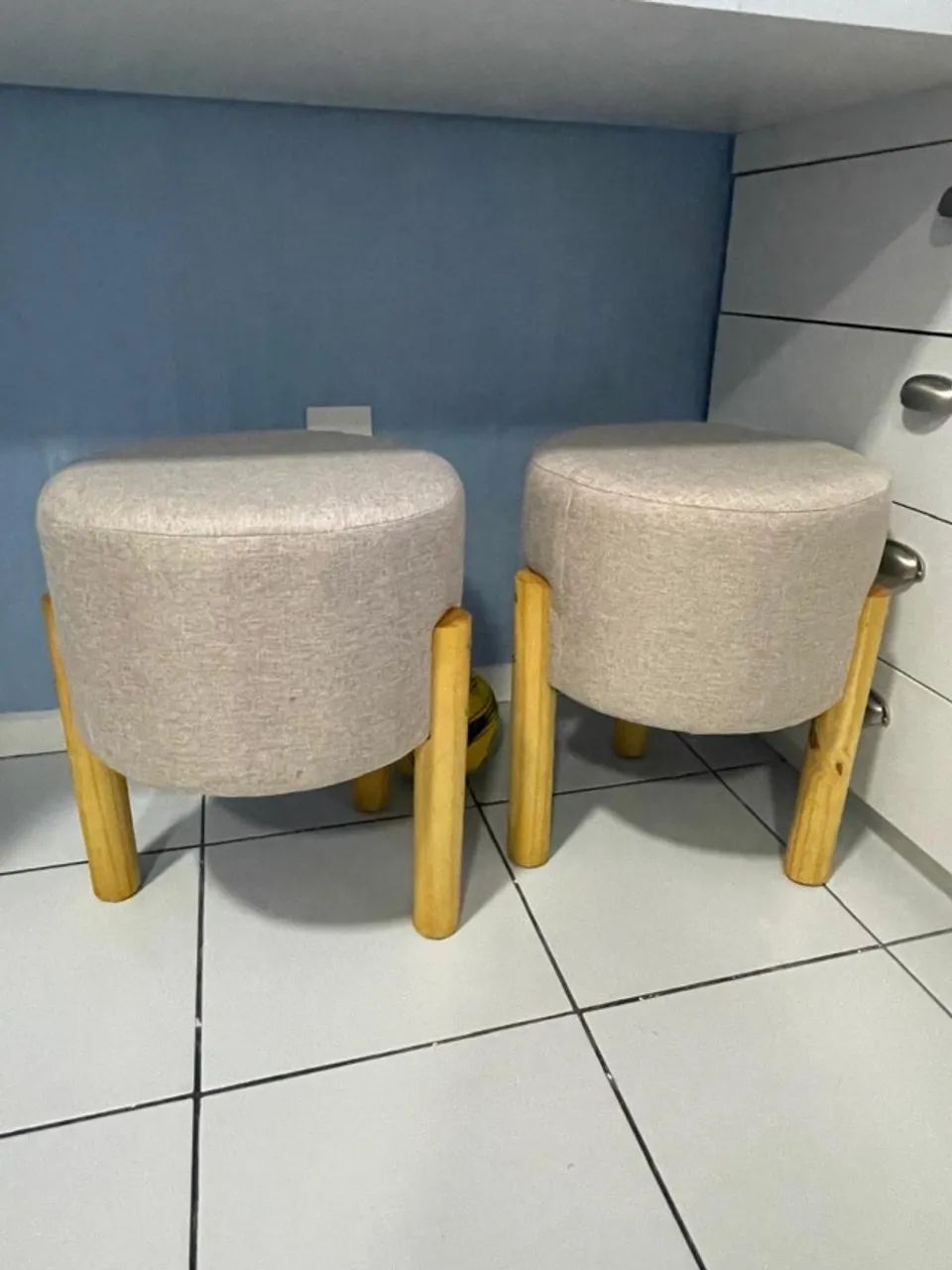 Par de pufes modernos em excelente estado
