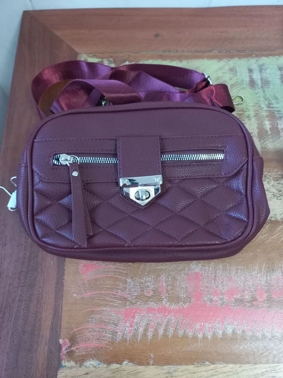 Bolsa feminina com alça na cor vinho - NOVA