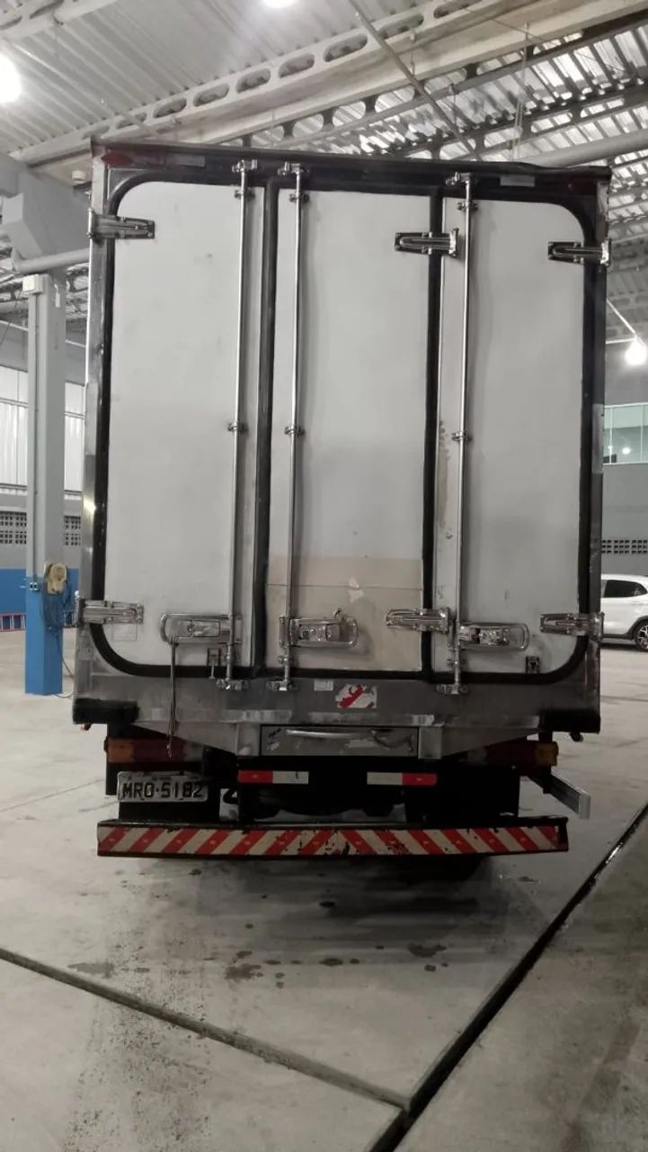 MB 710 plus com baú frigorífico  - Foto 4