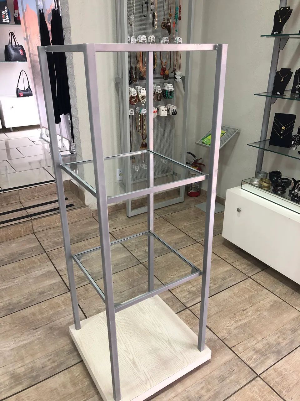 Vendo Expositor Torre de metal com prateleiras de vidro  - Foto 4