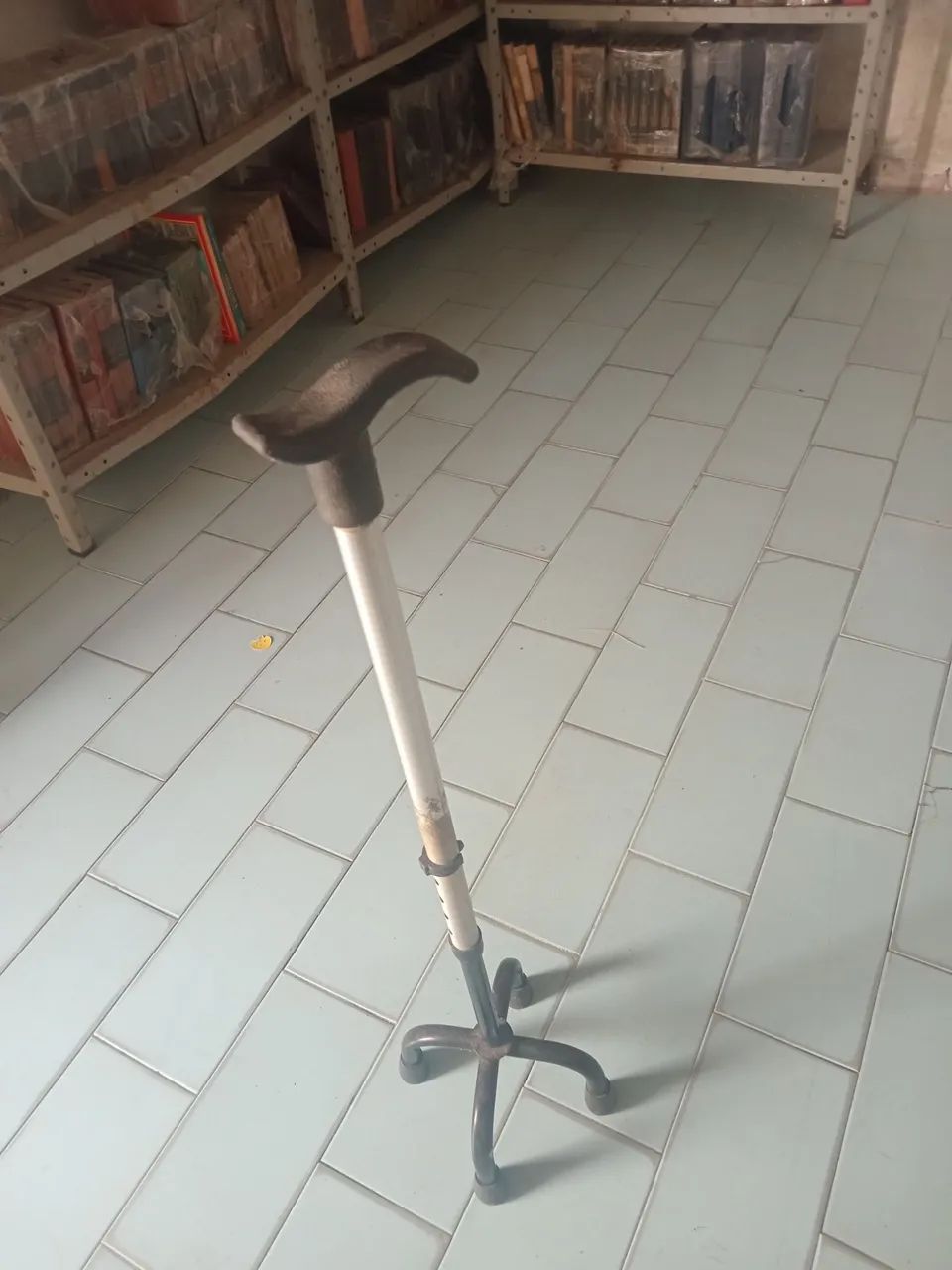 Vendo bengala de alumínio de 04 apoios - Foto 2