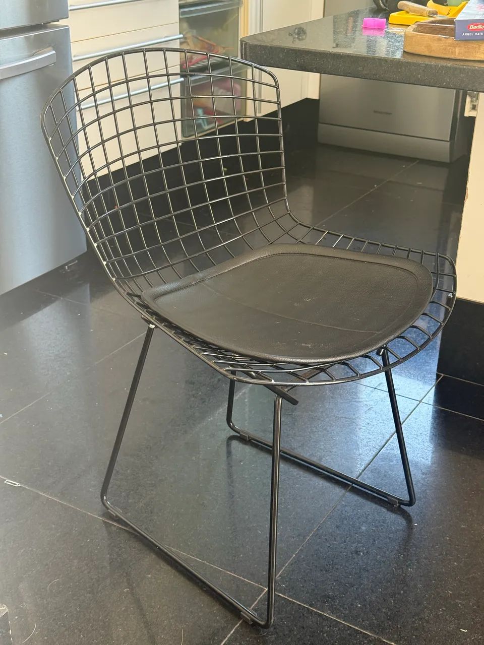 Cadeira Bertoia Preta com Assento Estofado - Design Moderno