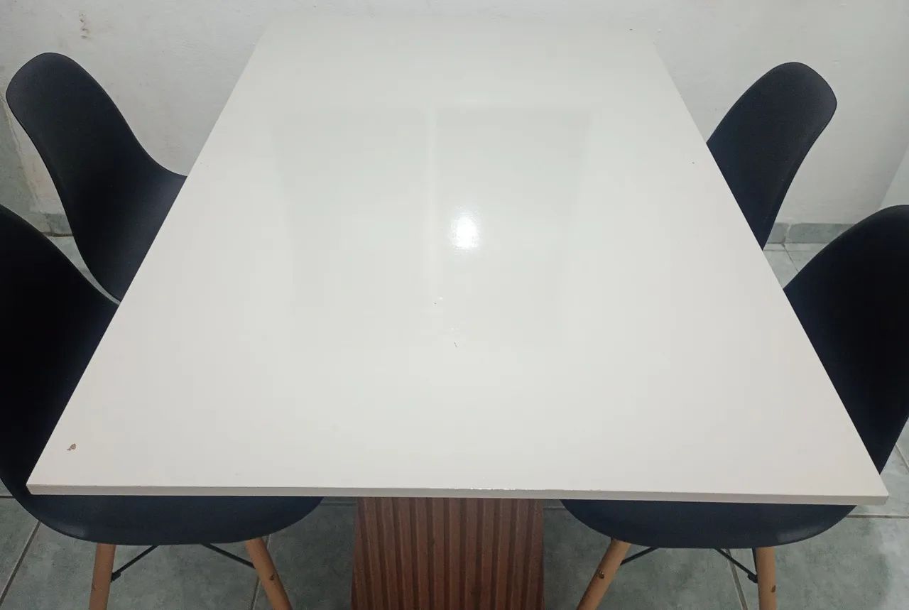 Mesa com 4 cadeiras