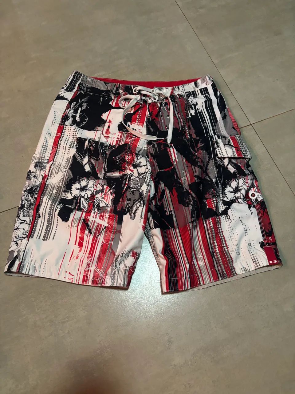 Bermuda Oakley Floral -nova demais 