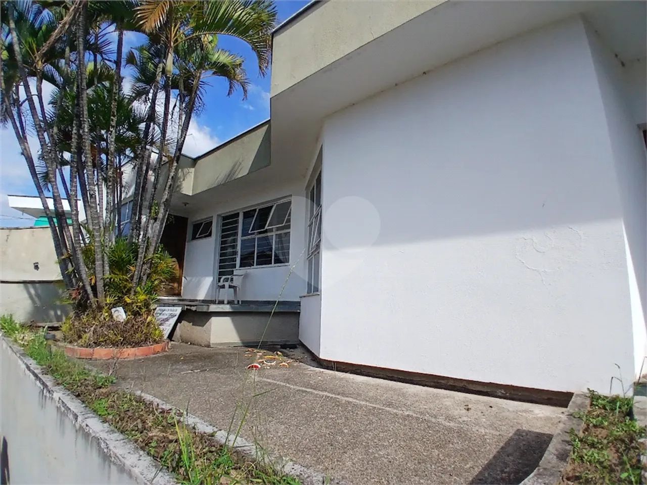 Casa ampla com 03 quartos próximo ao centro