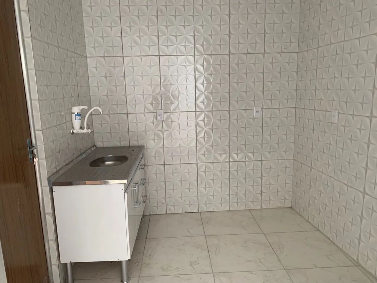 Casa 2 quartos 650$ com água e luz  - Foto 2