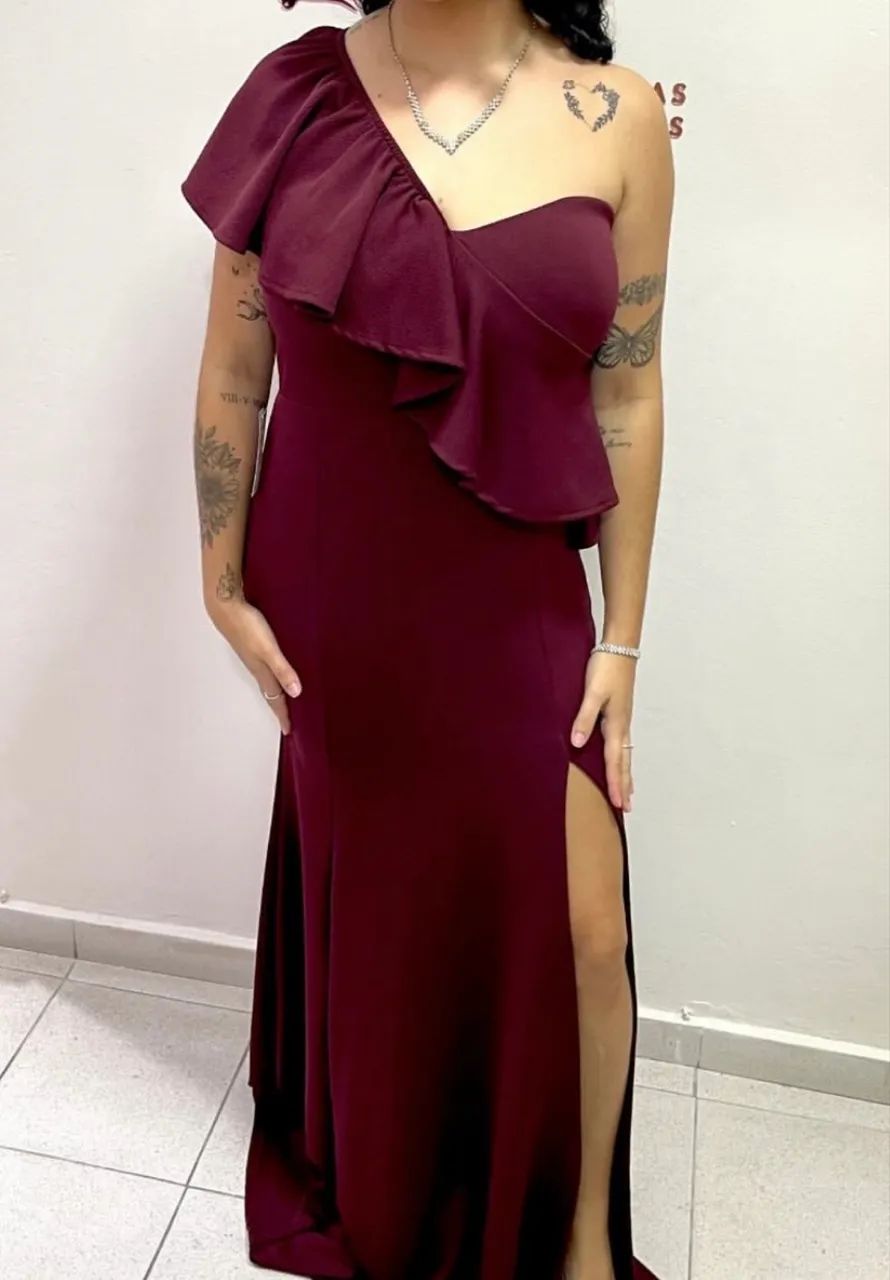 Vestido marsala um ombro só