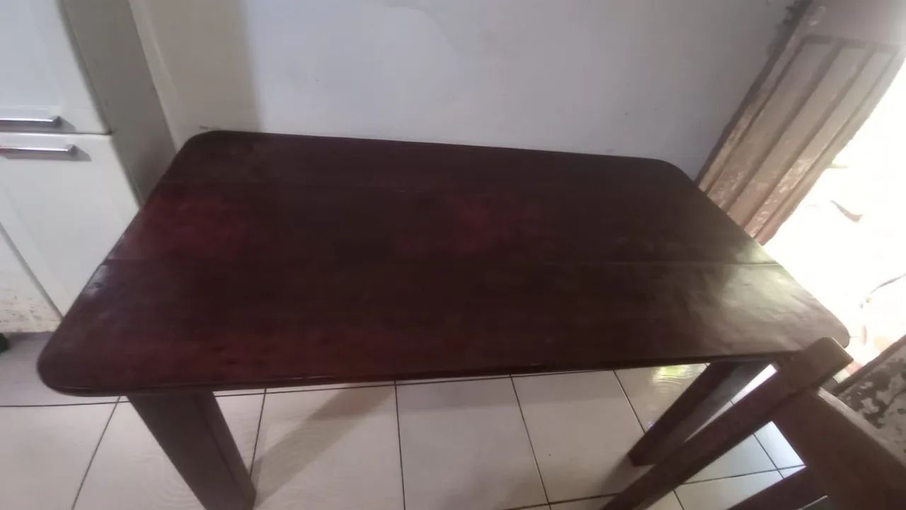 MESA GRANDE DE MADEIRA com 4 cadeiras
