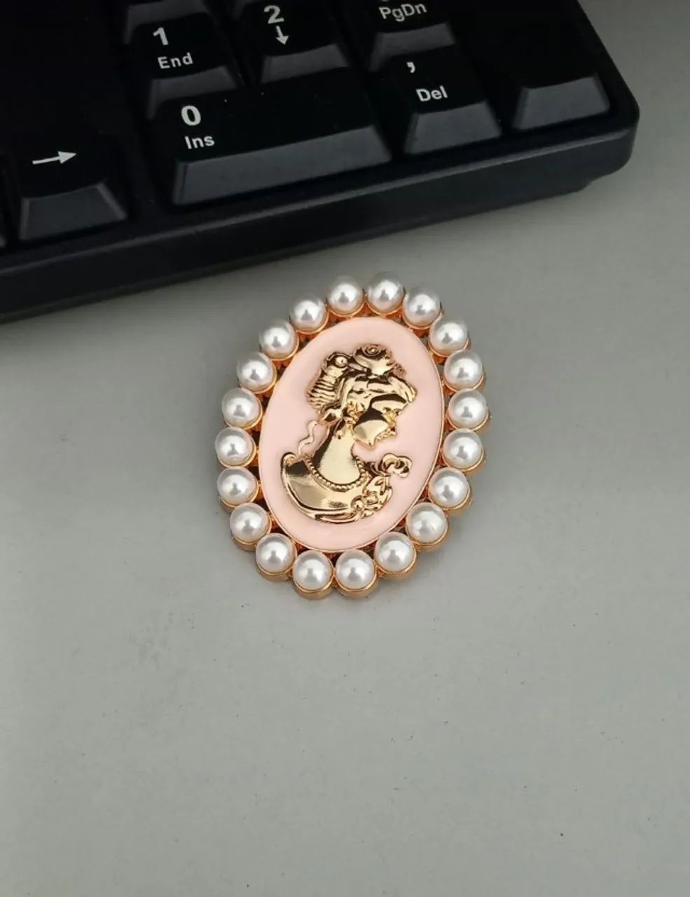 Broche de Camafeu Rosa com Pérolas (novo) - Foto 3