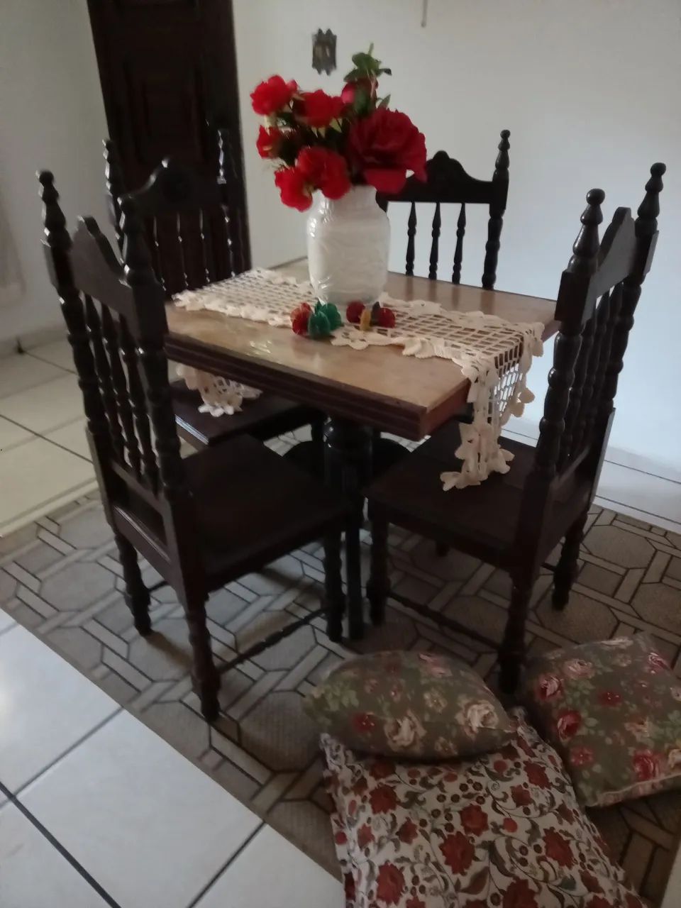 Vendo uma mesa em mecânica com 4 cadeiras mesa em madeira  - Foto 2