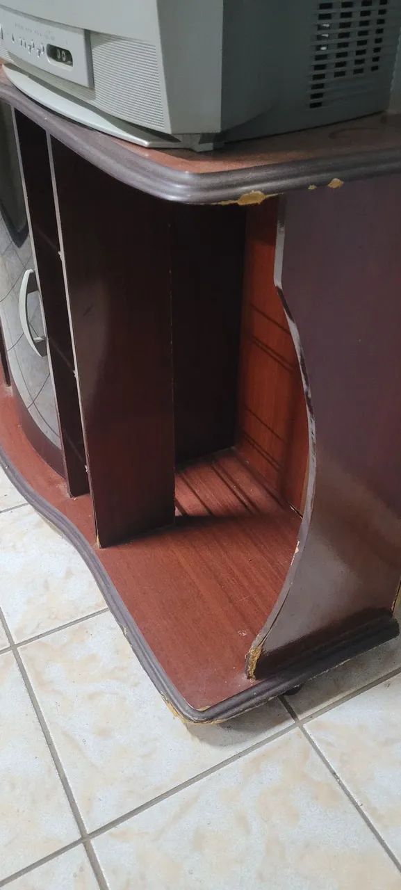 Cômoda espaçosa e com suporte para televisão - Foto 3