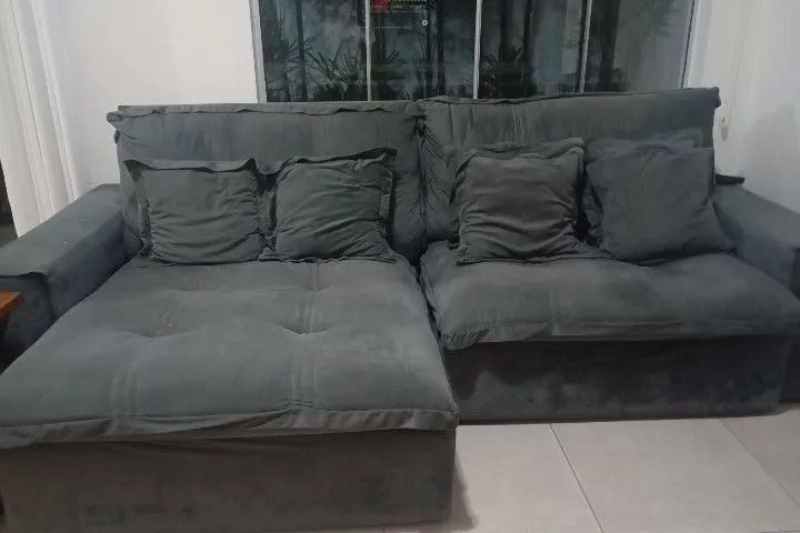 Sofá retrátil com 6 almofadas