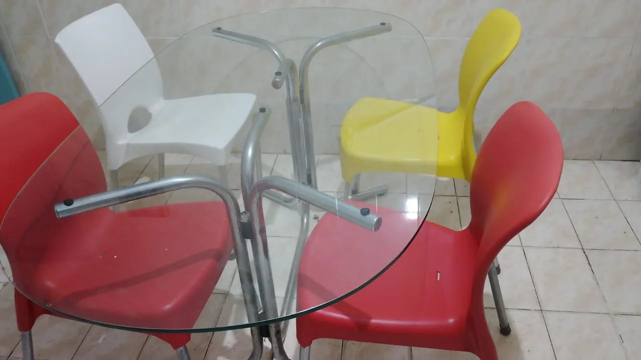 Mesa de vidro com 4 cadeiras