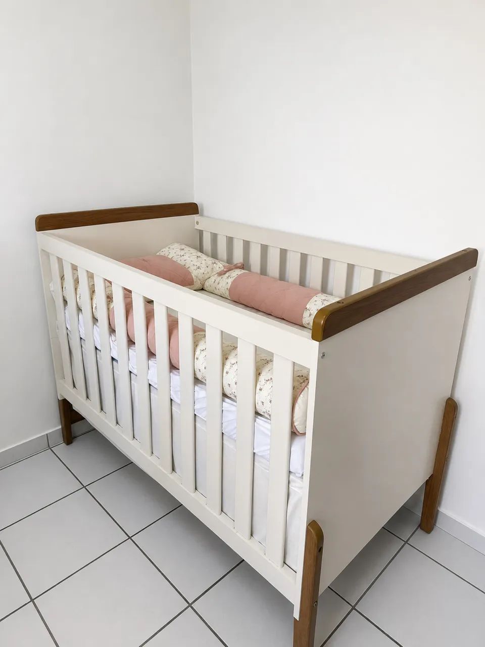 Berço de bebê +  Colchão Ortobom+ kit berço + saia de berço - Foto 3