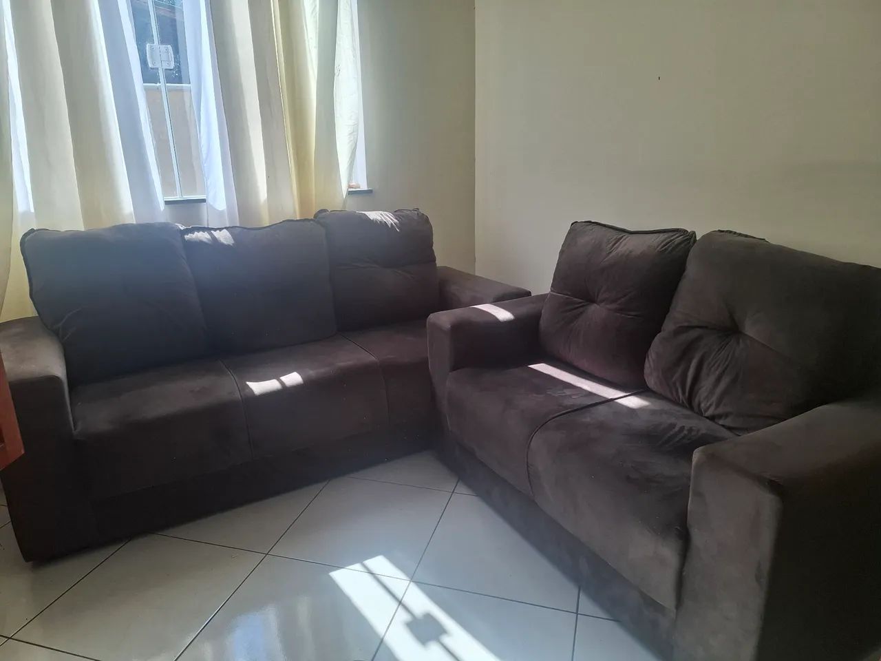 Vendo  sofá conjunto de 2 e 3 lugares usado em estado de novo !  - Foto 2