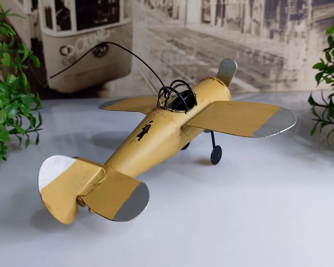 Miniatura Antiga de Avião em lata. - Foto 2