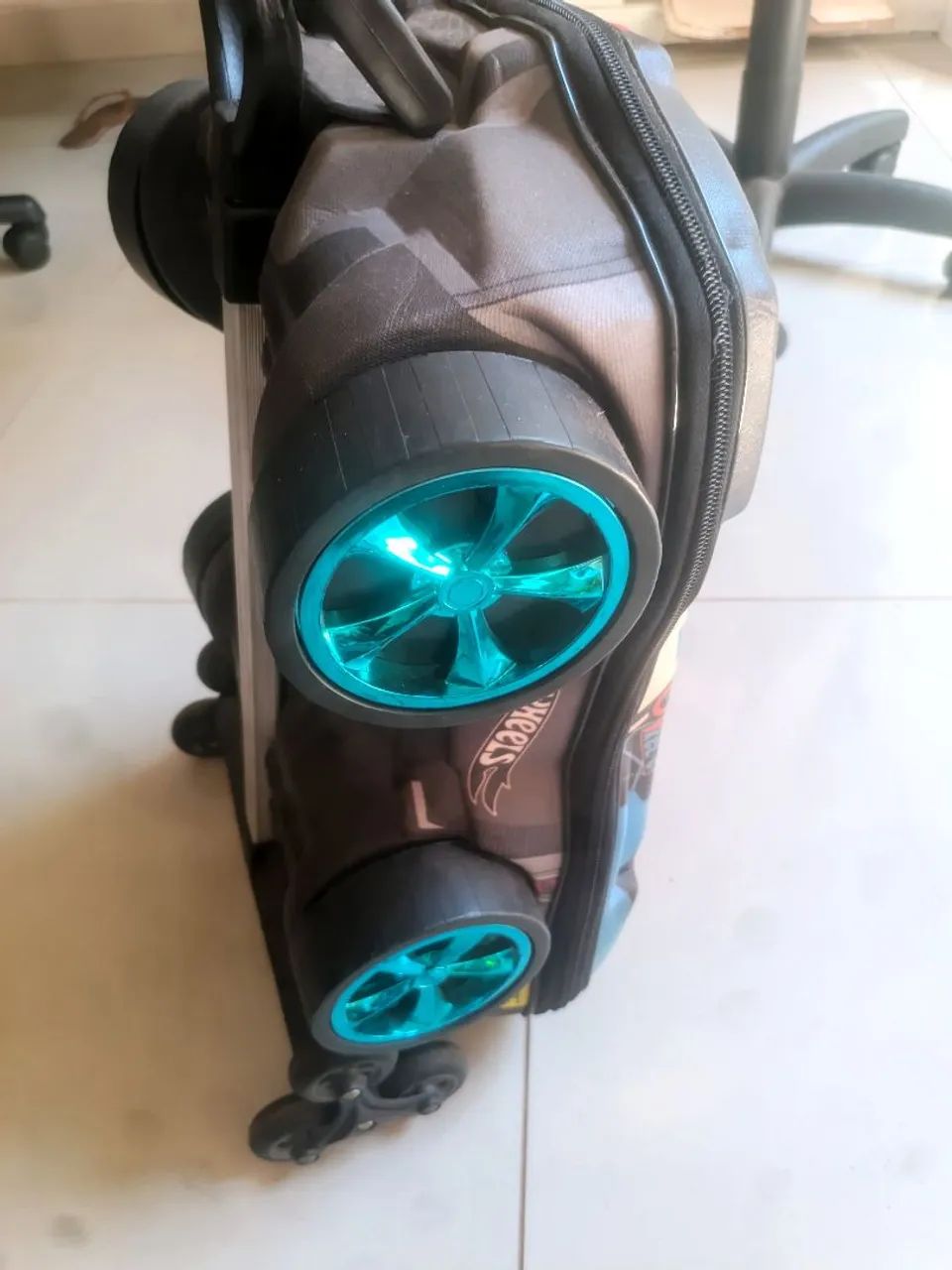 Mochila Hot Wheels com rodinhas - Foto 3