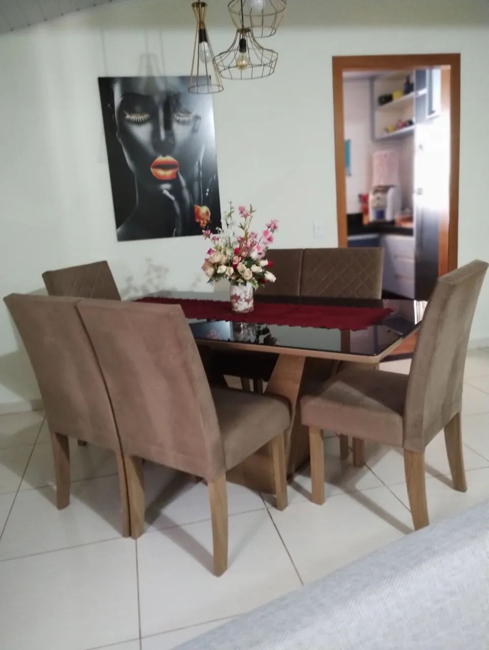 Conjunto de mesa com 06 cadeiras 
