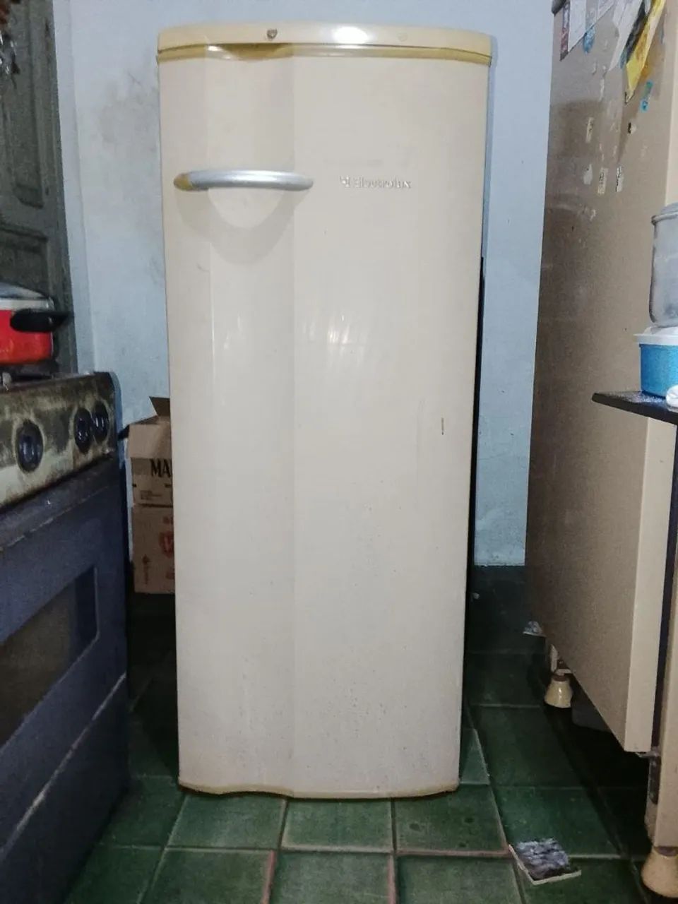 Estou vendendo uma geladeira Eletrolux funcionando perfeitamente  - Foto 4