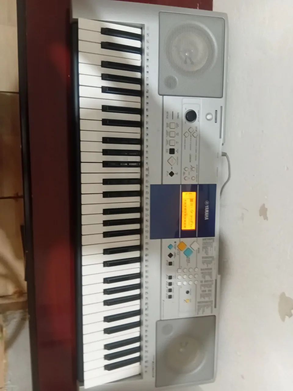 Teclado yamaha psr e323