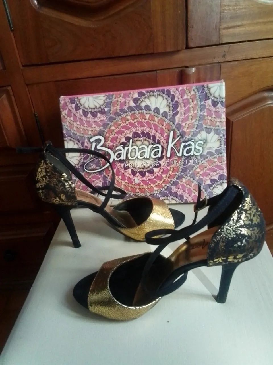 Sandália com calcanhar