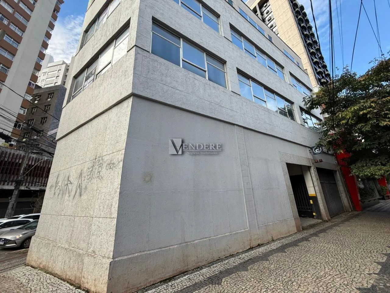 Prédio de 940m² para locação na Savassi.