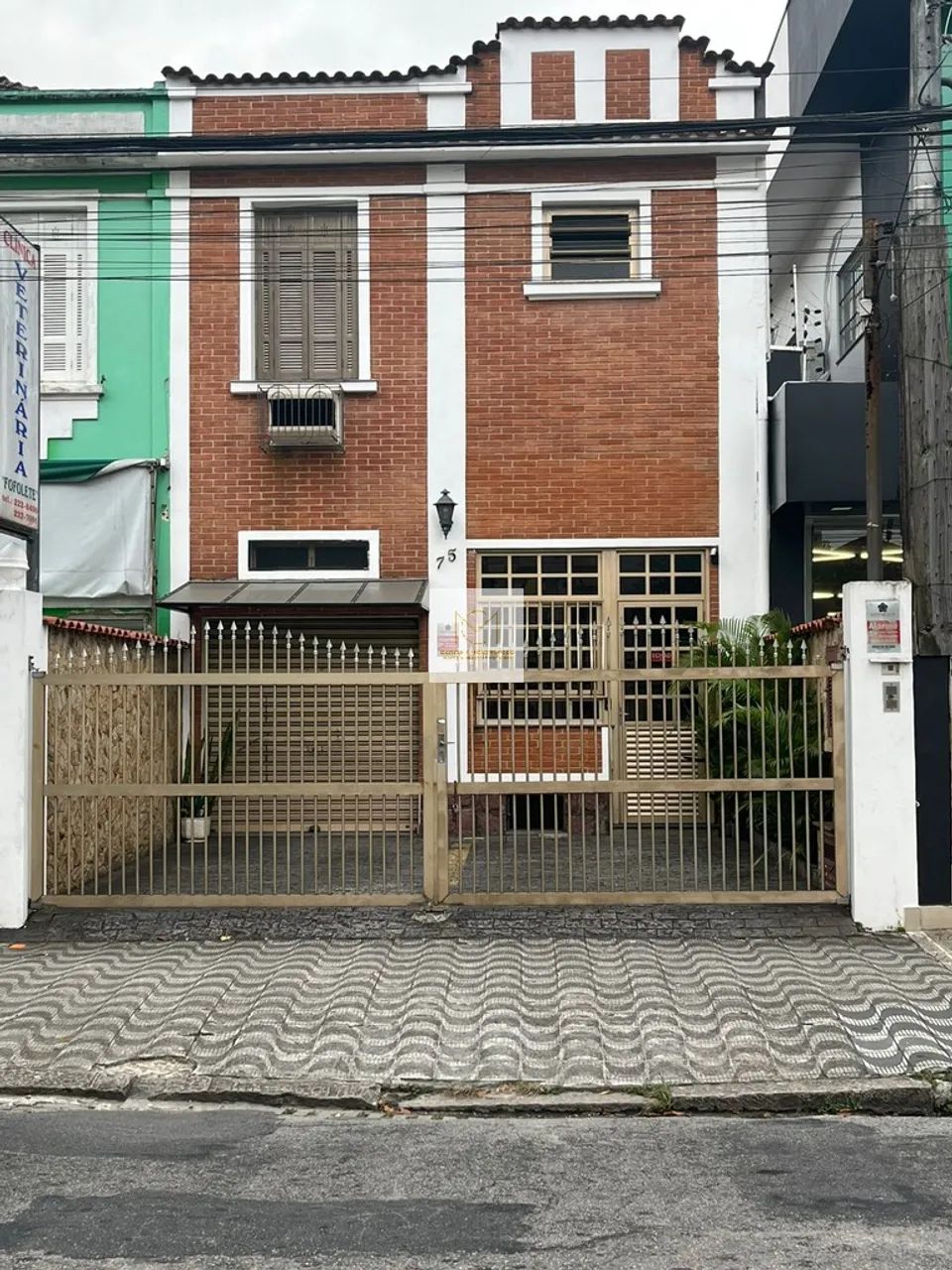 Ponto Comercial na Vila Belmiro: Sobrado de 227m² com Piscina e Loja