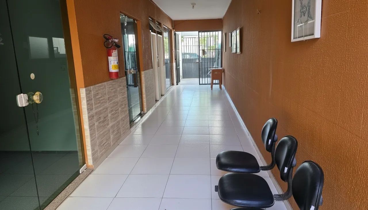 Sala comercial com aproximadamente 25m², medindo 6,60m x 3,60m, ideal para escritórios, co