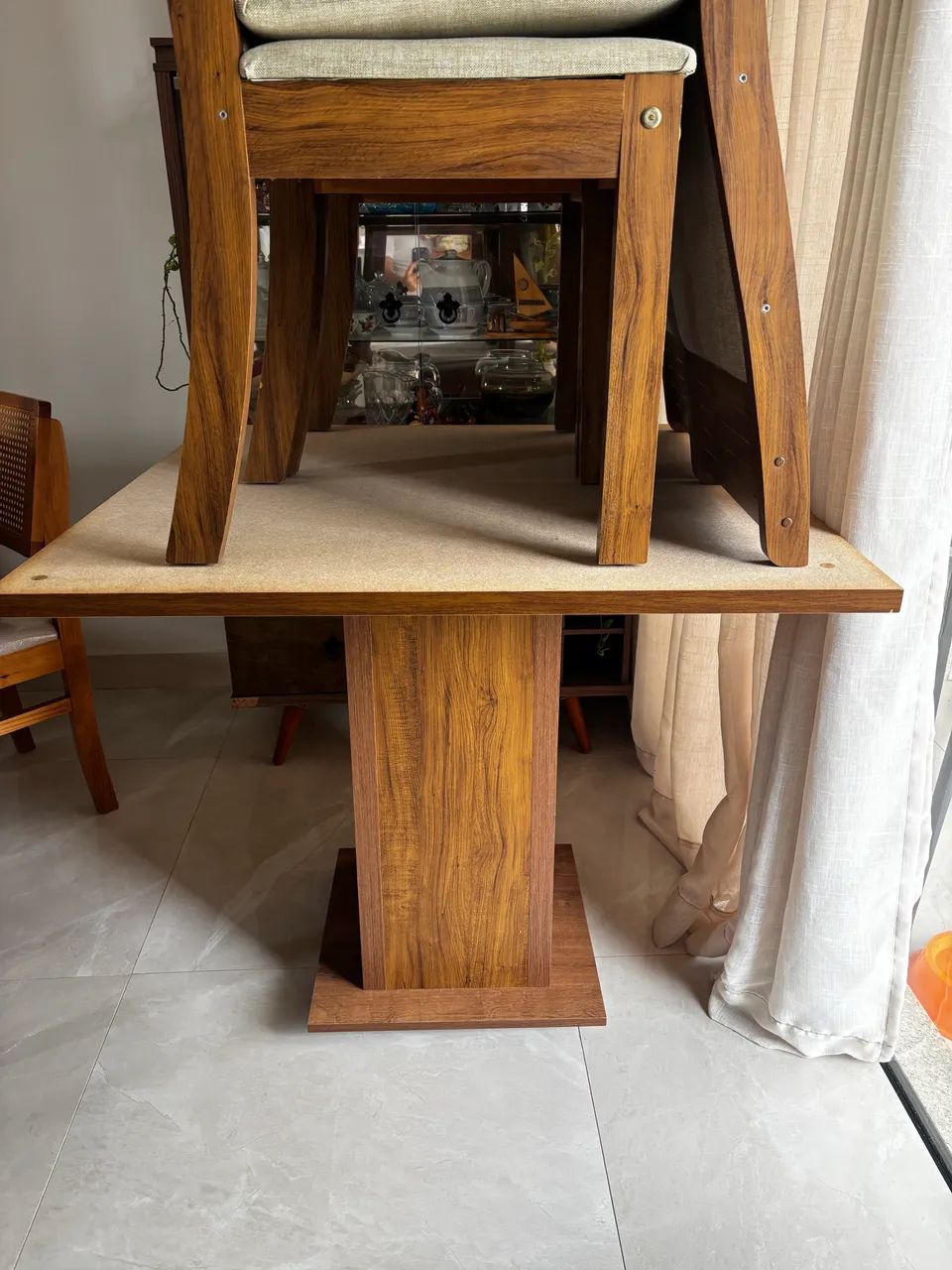 Jogo de mesa com 4 cadeiras