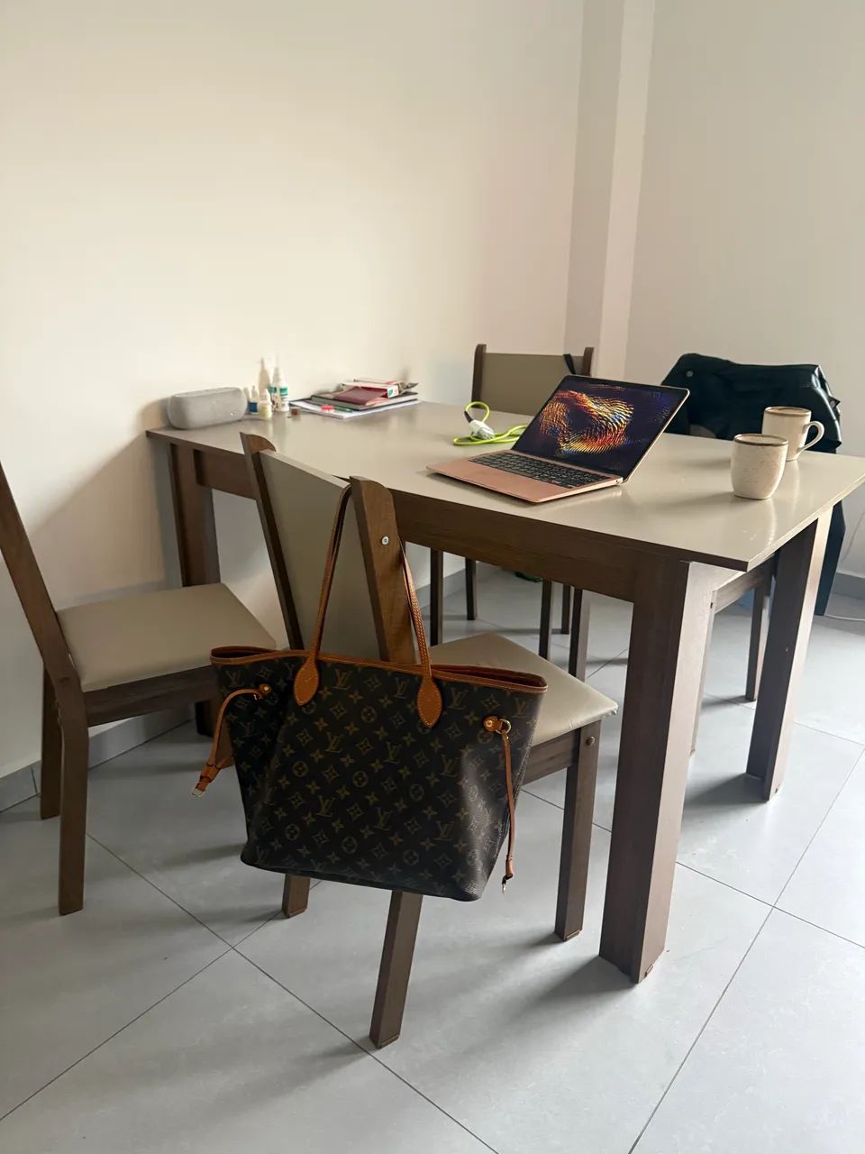 Conjunto mesa de jantar com 4 cadeiras 2 mês uso  - Foto 2