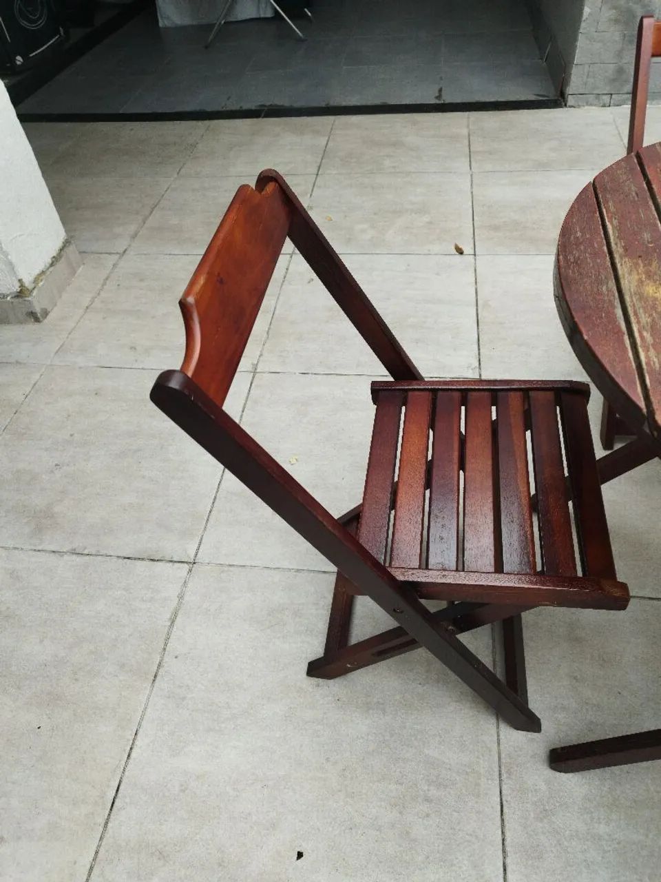 mesa de madeira com cadeiras - Foto 2