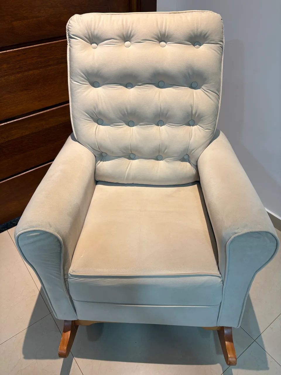 Poltrona de Amamentação com Balanço e Puff Off White - Ideal - Foto 4