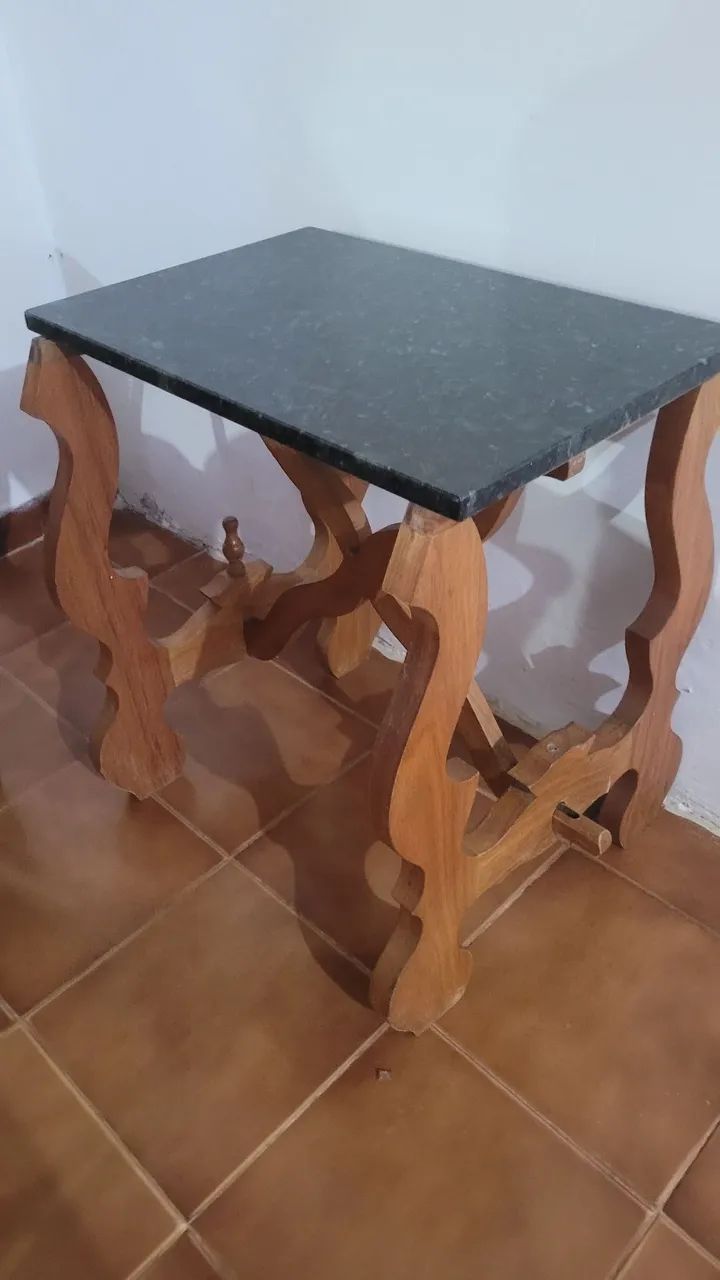 Mesa de madeira  tampo de granito 