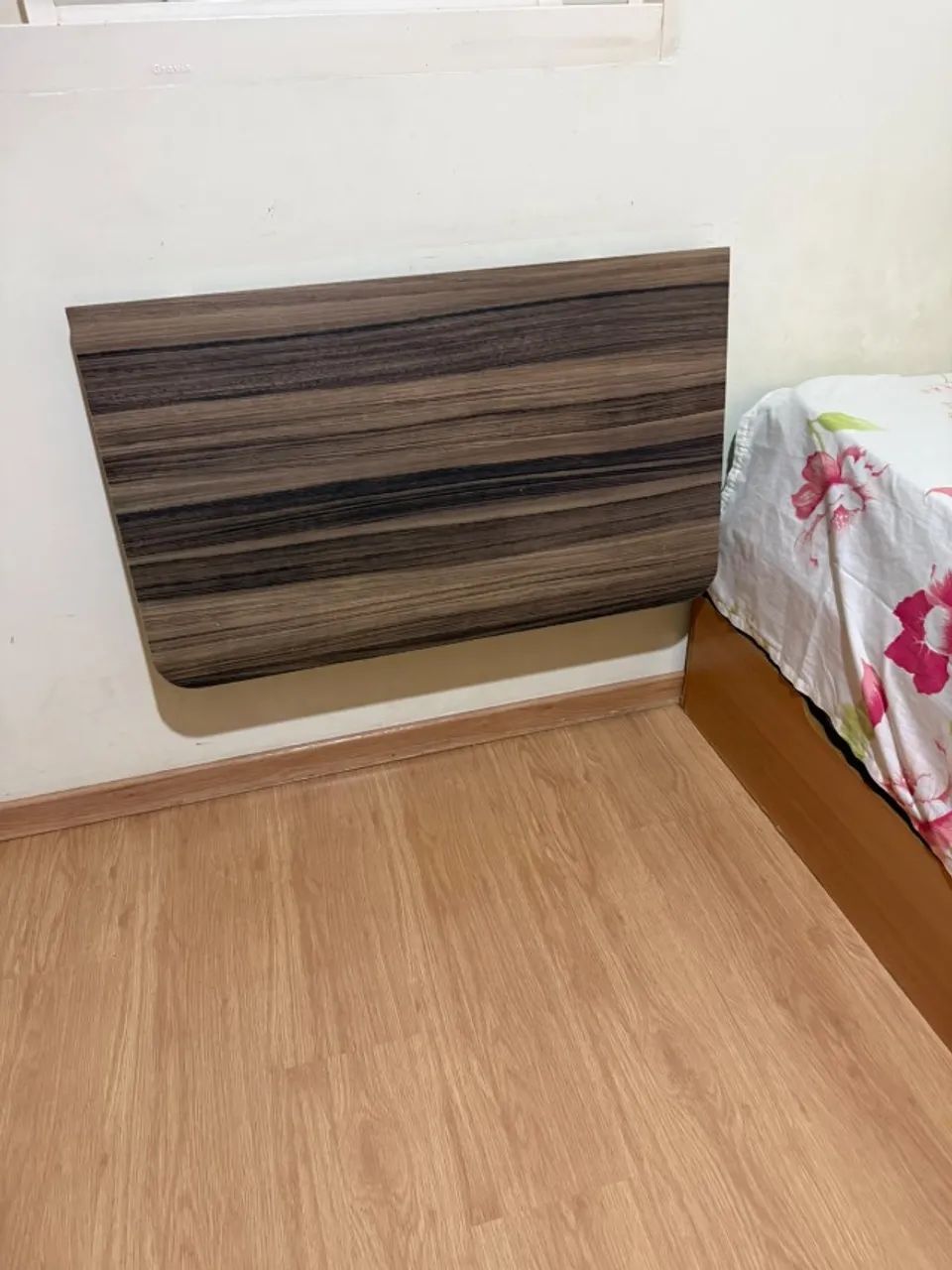 Mesa suspensa para estudos - compacta e funcional - Foto 2