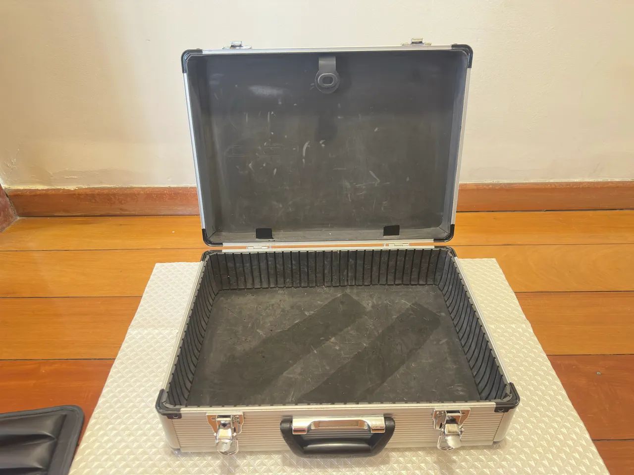 Maleta Hard-case em alumínio 