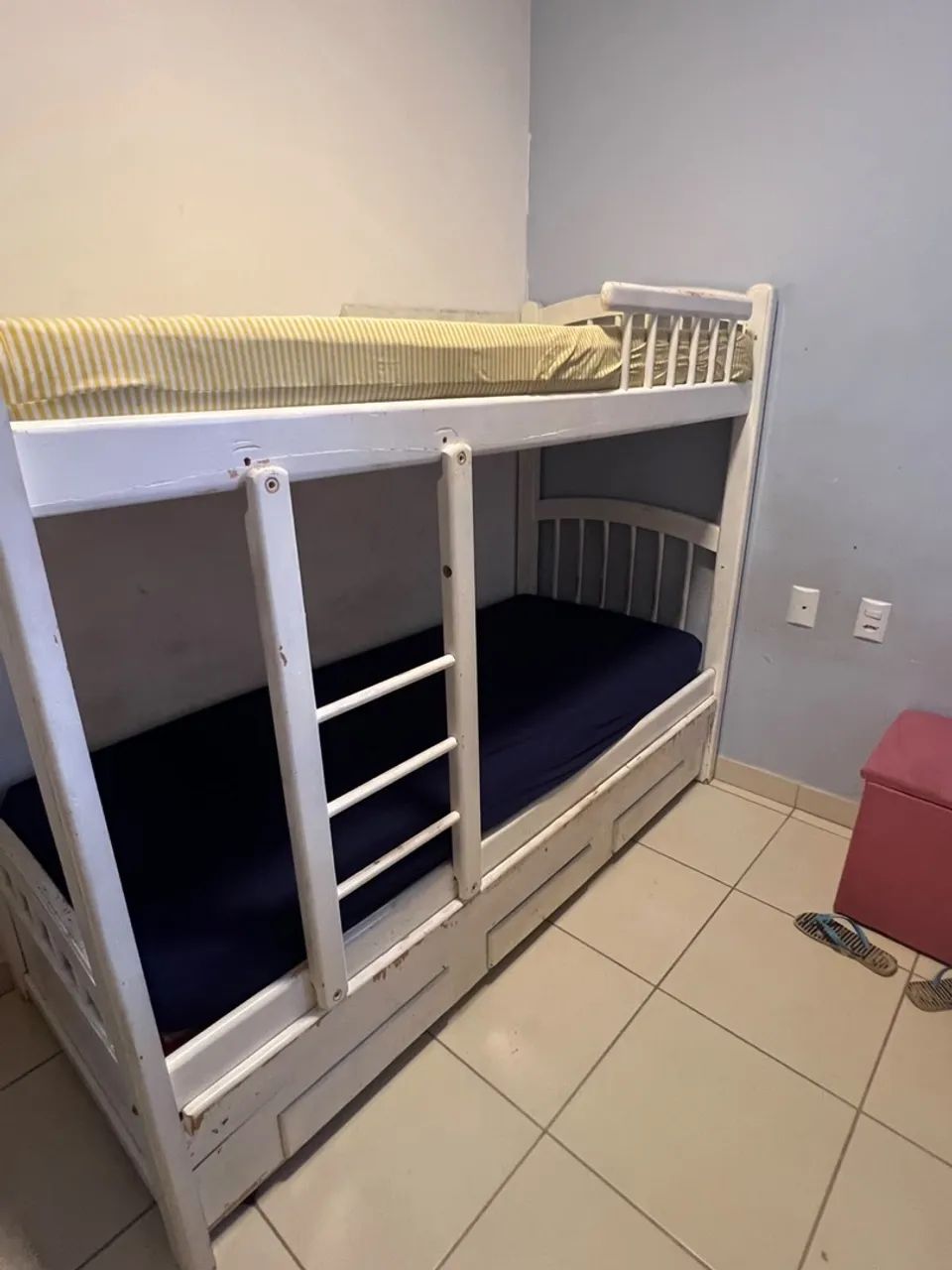 Treliche Infantil/Juvenil Branca em Madeira com Escada e Grade de Proteção