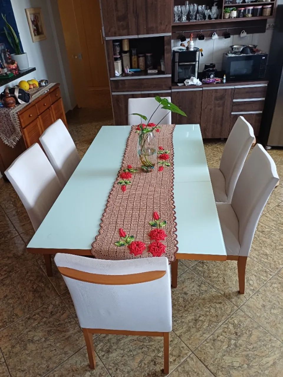 Somente a mesa sem cadeiras 