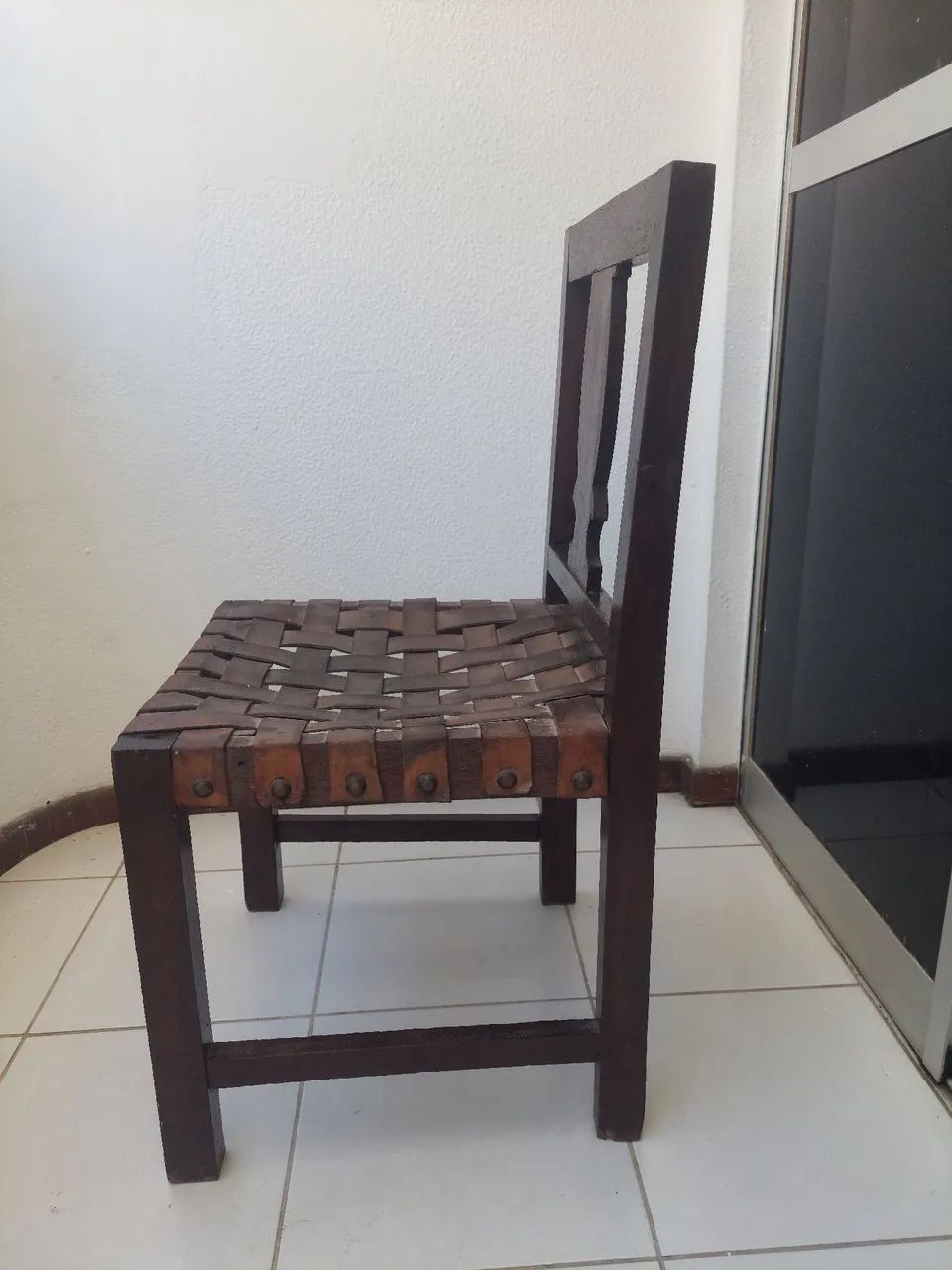 Cadeira de madeira maciça do design Zanini Caldas em tiras de couro. - Foto 2