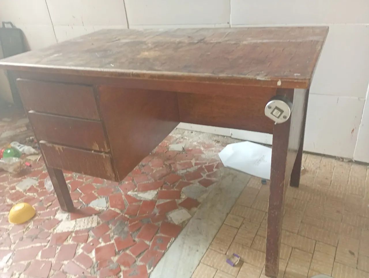 Escrevaninha de madeira 
