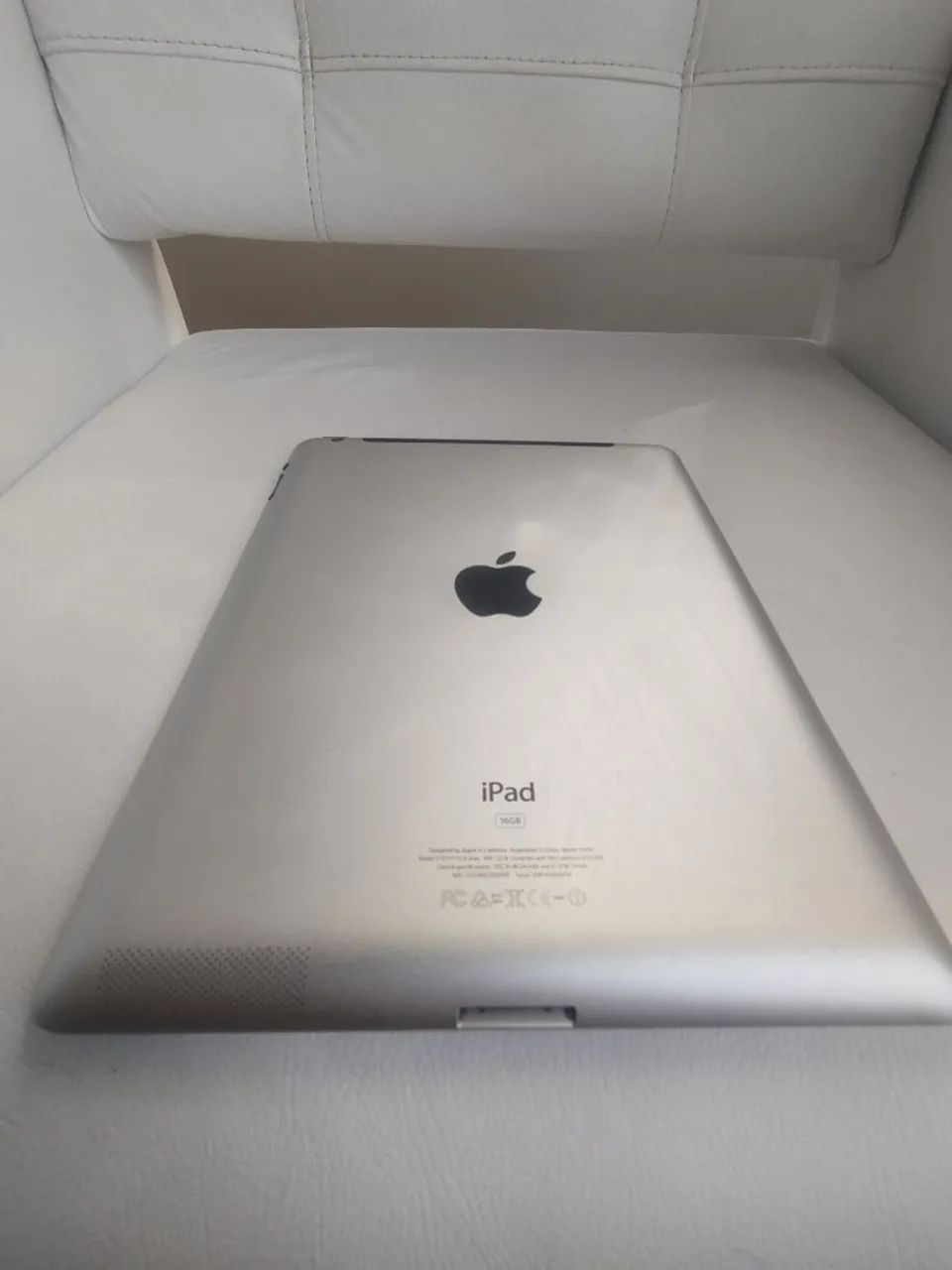 iPad 16GB (Wi-Fi + Cellular)