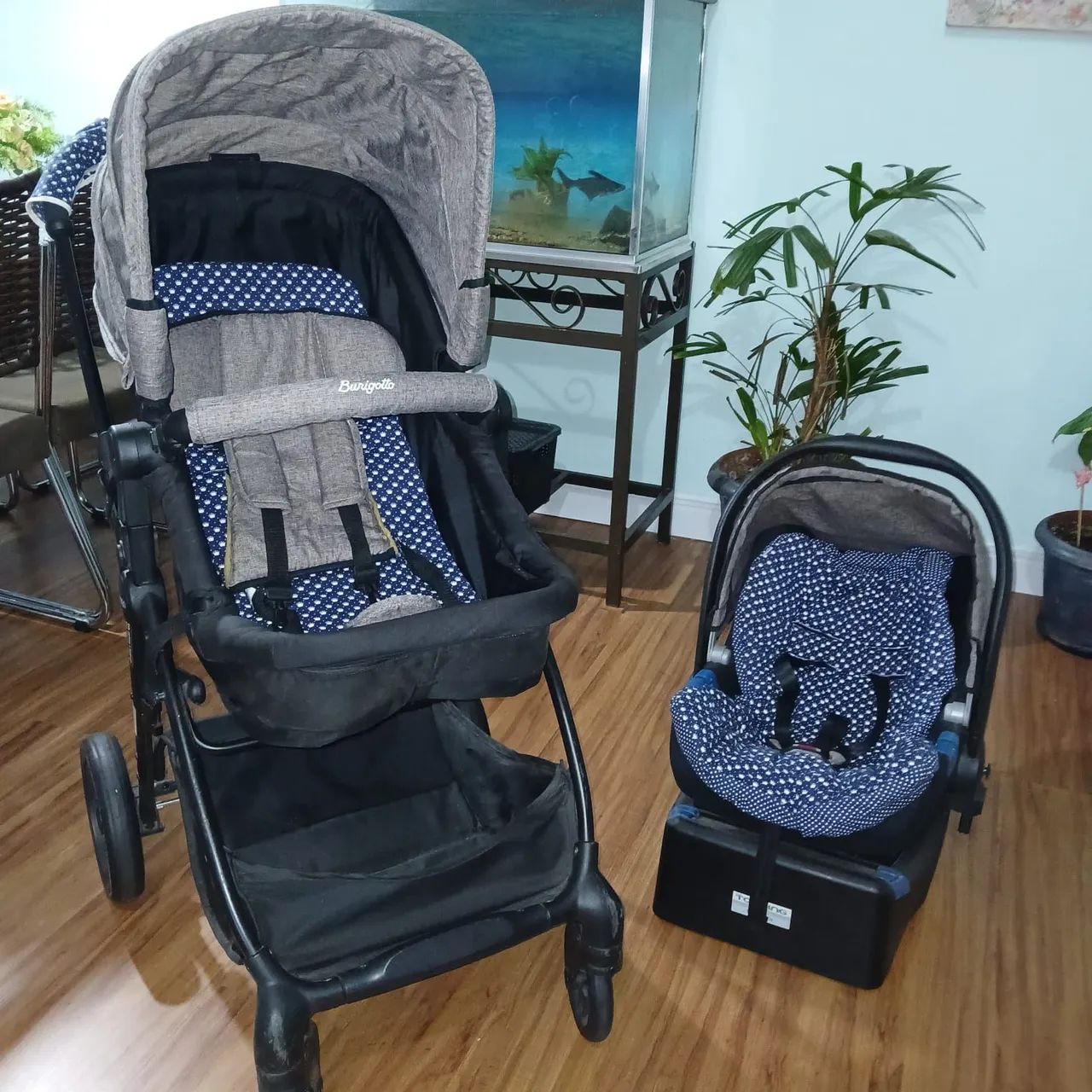 Carrinho de bebê e Bebê Conforto com banheira e suporte 