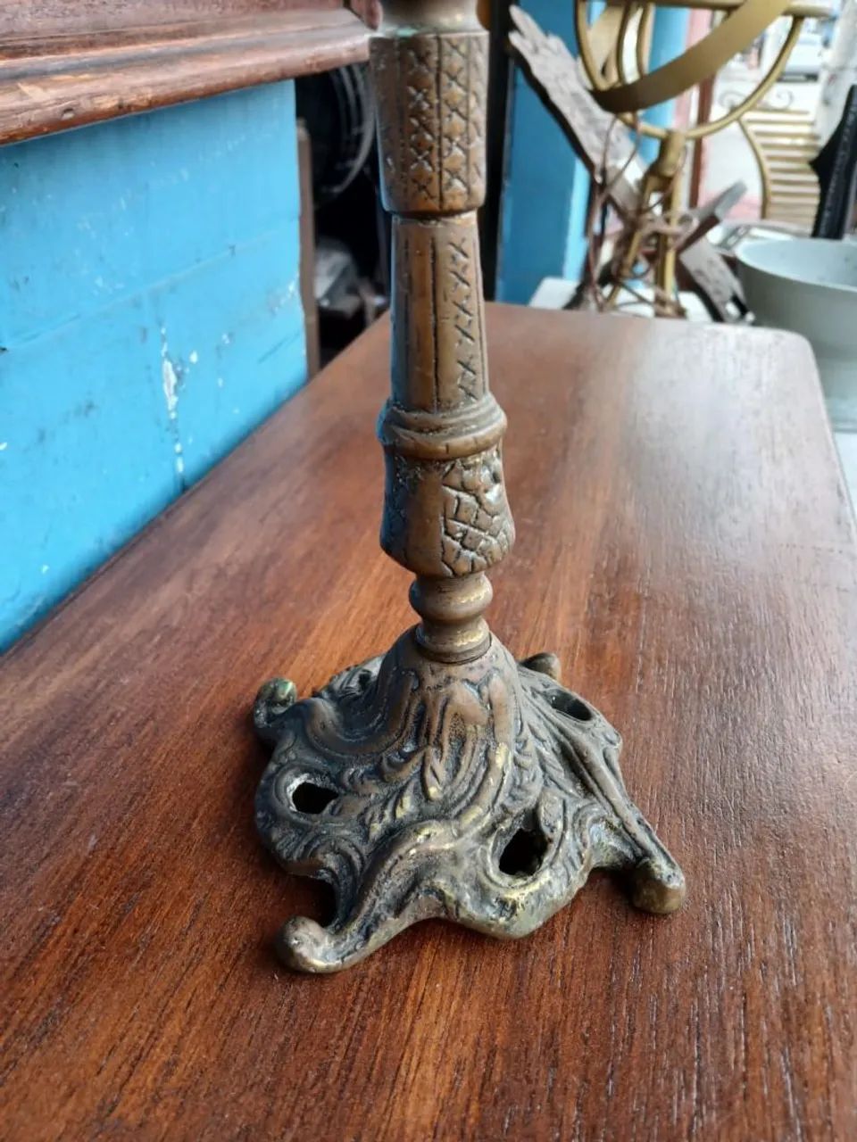 Candelabro Antigo 2 Braços Bronze Maciço - Foto 5
