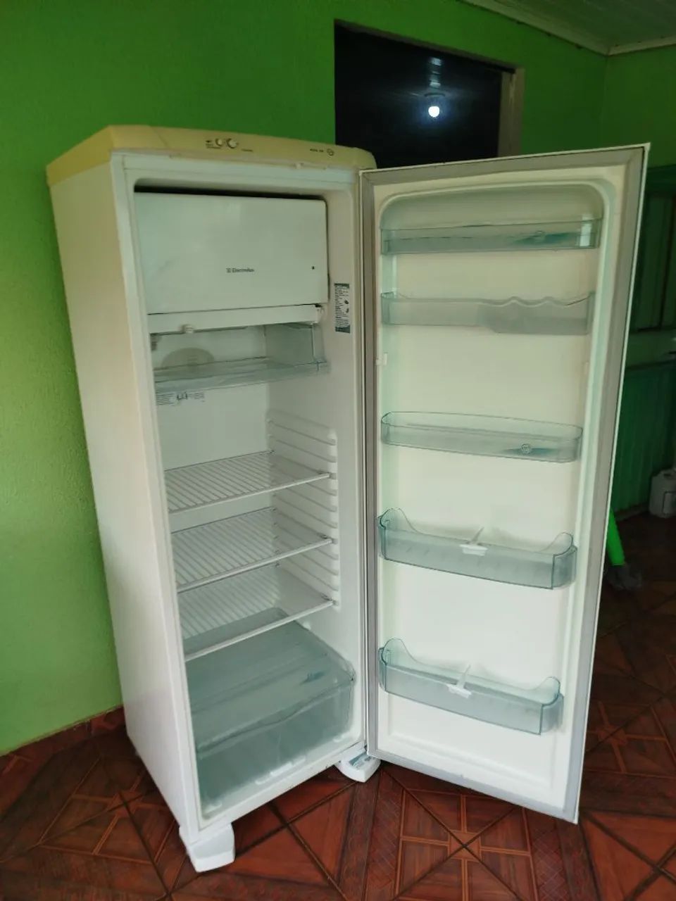 Vendo Geladeira bem. Conservada e funcionando perfeitamente  - Foto 2